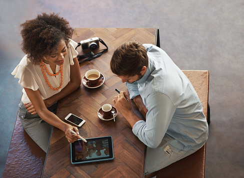 Shot of two people having a coffee at a coffee shop looking at something on a touchscreenhttp://195.154.178.81/DATA/i_collage/pu/shoots/784357.jpg